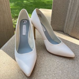 Ivory satin Nine West heels size 6 1/2